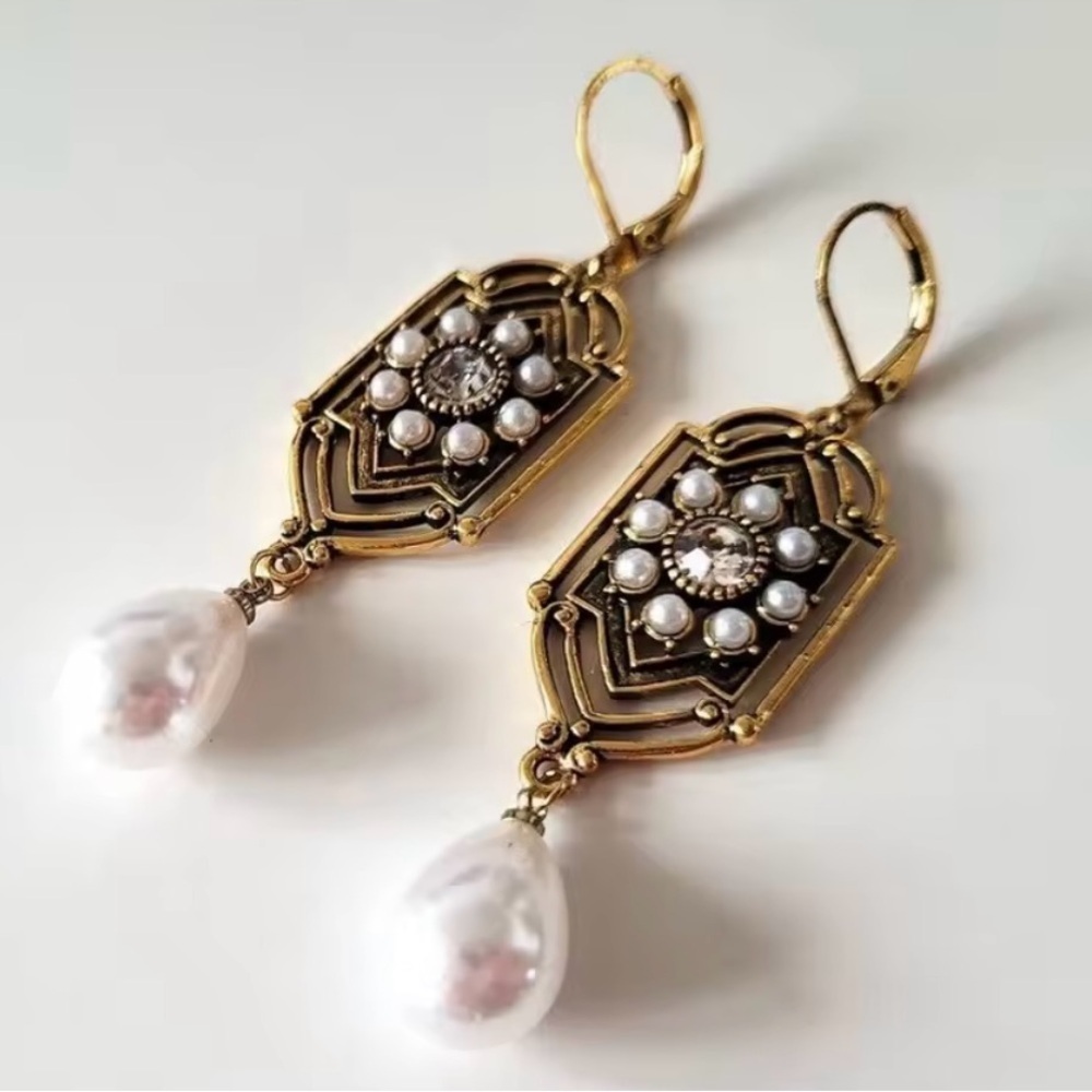 ✨Anthropologie Verity White Floral Drop Earrings - Picture 2 of 2